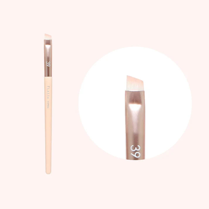An eyebrow brush with a light wood handle and beige brush head, labeled with the brand Flalia.